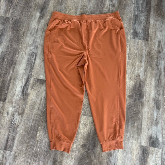 NWT! Fabletics On-The-Go Cold Weather Joggers - Color: Sequoia - Picture 3 of 6